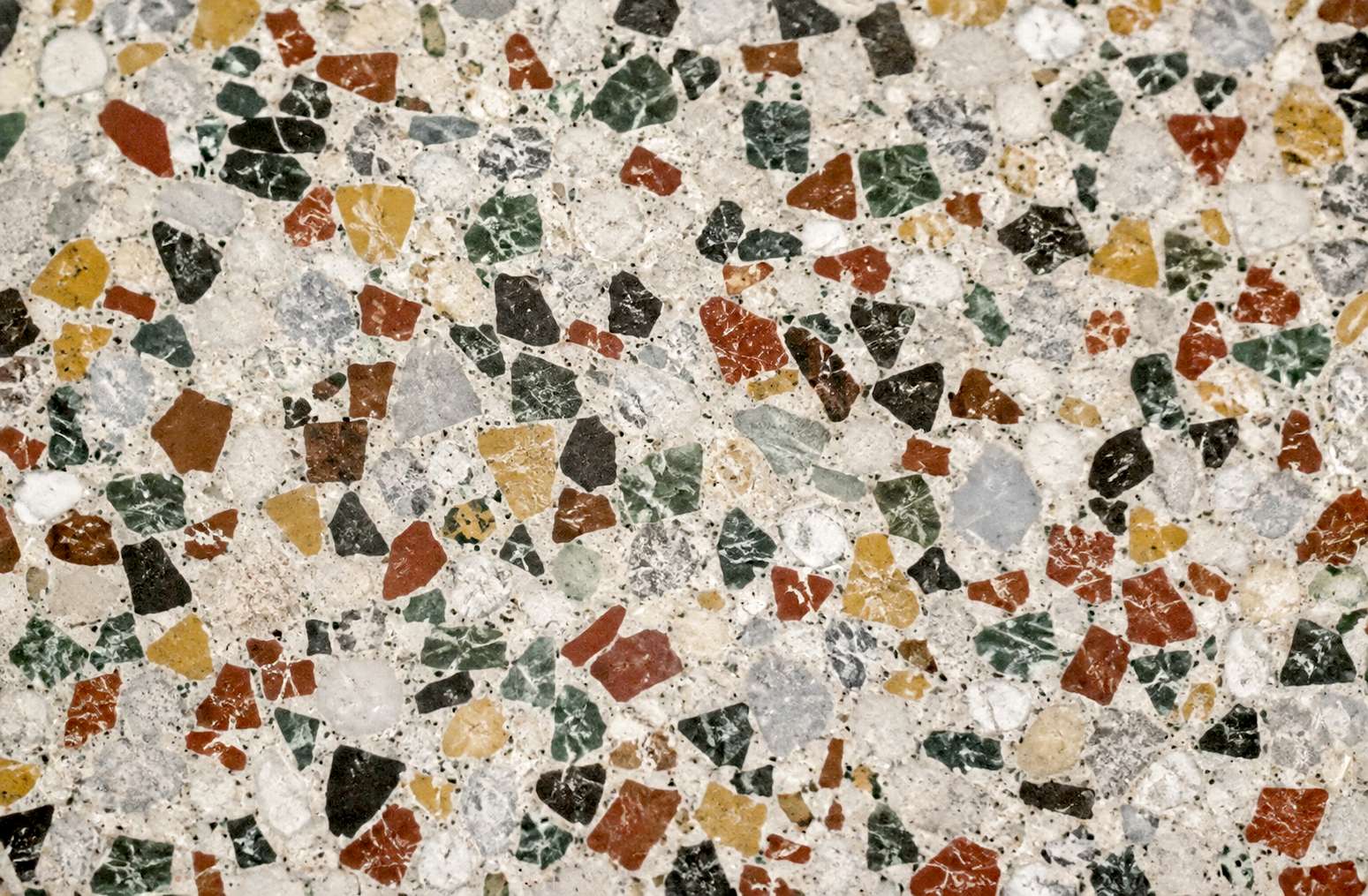 Lastryko alla veneziana — grube wielobarwne kruszywo, gęste upakowanie, terrazzo po szlifie